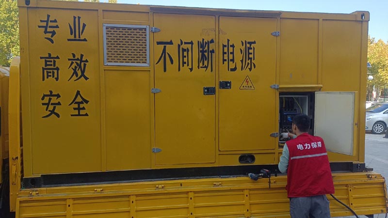清新柴油发电机组和UPS电源配合使用时，如何避免切换过程中的电力中断？