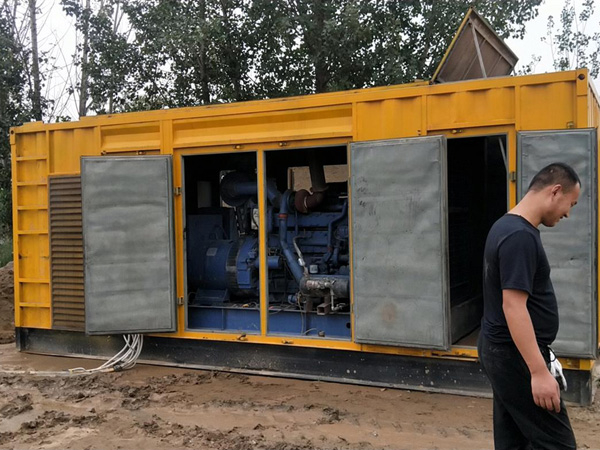 清新进行柴油发电机组电瓶容量测试时，有哪些注意事项？